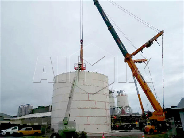 Installation of a cement silo